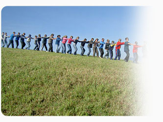 Jugendliche bilden eine lange Kette