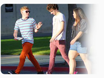 Jugendliche gehen spazieren und unterhalten sich.