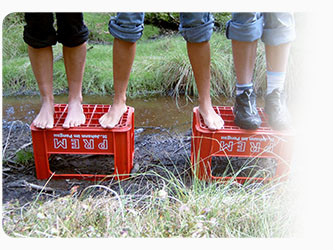 Füße von Jugendlichen balancieren